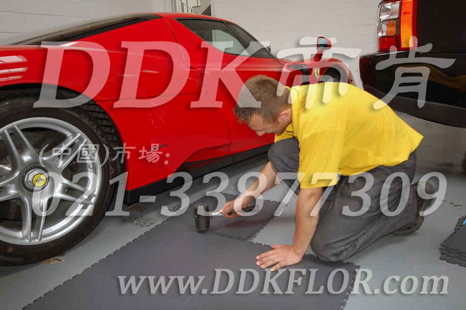 私家車庫(kù)裝修車庫(kù)地坪地面材料（11）_灰色平紋防滑表面車庫(kù)地板樣板圖片,帝肯(DDK)_2000_C618（地下車庫(kù)地面材料）效果圖,別墅私家車庫(kù)裝修,車庫(kù)pvc地板,車庫(kù)地坪,車庫(kù)地墊,車庫(kù)地板,車庫(kù)地膠,車庫(kù)塑料地毯,車庫(kù)塑膠地板,車庫(kù)防滑墊,停車場(chǎng)防滑墊