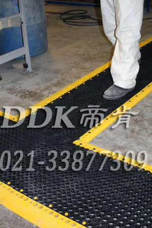 多孔防油防水走道防滑地毯_顏色黑色_7mm厚樣板圖片,帝肯(DDK)_8250_9979（車間地面耐油防滑材料）效果圖,塑料防滑網格墊,塑料網格防滑地墊,塑料網格扳,網格塑料墊,網格地墊,網格地板,網格防滑墊,網格塑料地板墊,防滑塑料網格,網孔地墊,室外拼接地墊,拼裝地墊,拼接式地墊,拼接式防滑墊,防滑拼墊,PVC拼接地墊,室外鏤空拼裝地板,漏水防滑墊,漏水地膠,漏水地墊,漏水橡膠墊,透水地墊,防水地墊,防水地毯,防水墊,防水地膠墊,防水防滑墊,隔水地墊,隔水地板,隔水材料,耐油耐水地墊,疏水墊,疏水性材料,疏水磚,疏水防滑地墊,疏水防滑墊,疏水板,塑料膠墊,pvc防水地墊,z字型疏水墊,衛(wèi)生間防水地墊,衛(wèi)生間防水墊,衛(wèi)生間地板隔水墊,排水地墊,排水地板,排水防滑墊,泄水型地板磚,透水防滑塑膠地墊,防滑隔水墊,防潮地墊,pvc防滑地膠,PVC防滑墊,pvc地墊,pvc地膠