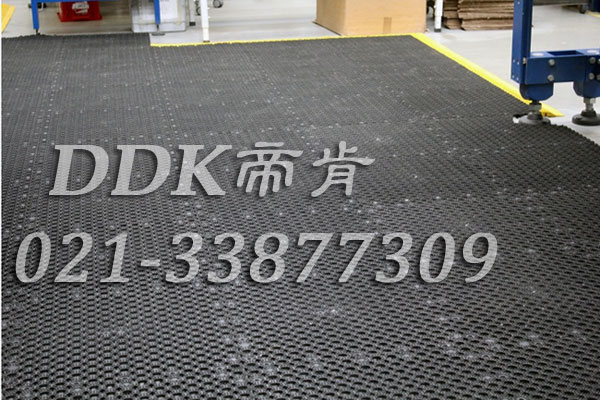 車間作業(yè)區(qū)地面多孔防滑安全材料_顏色黑色_7mm厚樣板圖片,帝肯(DDK)_8250_9979（車間地面耐油防滑材料）效果圖,塑料防滑網(wǎng)格墊,塑料網(wǎng)格防滑地墊,塑料網(wǎng)格扳,網(wǎng)格塑料墊,網(wǎng)格地墊,網(wǎng)格地板,網(wǎng)格防滑墊,網(wǎng)格塑料地板墊,防滑塑料網(wǎng)格,網(wǎng)孔地墊,室外拼接地墊,拼裝地墊,拼接式地墊,拼接式防滑墊,防滑拼墊,PVC拼接地墊,室外鏤空拼裝地板,漏水防滑墊,漏水地膠,漏水地墊,漏水橡膠墊,透水地墊,防水地墊,防水地毯,防水墊,防水地膠墊,防水防滑墊,隔水地墊,隔水地板,隔水材料,耐油耐水地墊,疏水墊,疏水性材料,疏水磚,疏水防滑地墊,疏水防滑墊,疏水板,塑料膠墊,pvc防水地墊,z字型疏水墊,衛(wèi)生間防水地墊,衛(wèi)生間防水墊,衛(wèi)生間地板隔水墊,排水地墊,排水地板,排水防滑墊,泄水型地板磚,透水防滑塑膠地墊,防滑隔水墊,防潮地墊,pvc防滑地膠,PVC防滑墊,pvc地墊,pvc地膠