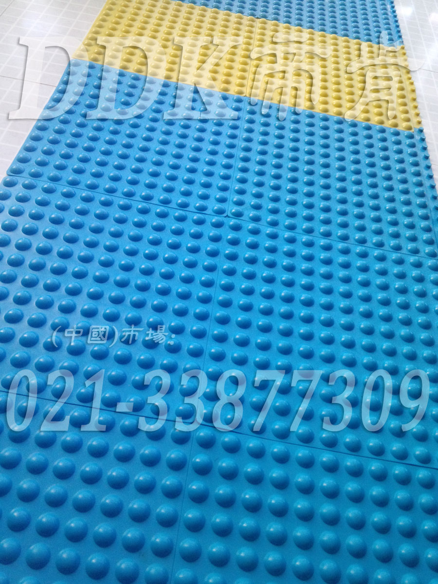表面圓點防滑按摩地毯_新型自拼式_浴室衣帽間泳池地面防滑毯樣板圖片,帝肯(DDK)_1500_339（有泳池防滑處理材料）效果圖，泳池地膠,泳池防滑地墊,泳池防滑地毯,游泳池地墊,游泳池防滑地膠,游泳池防滑墊,游泳館防滑墊,更衣間防滑地墊,洗手間地墊,洗手間防滑地毯,洗手間防滑墊,洗浴防滑墊,洗澡間防滑墊,公共衛(wèi)生間塑料地毯,衛(wèi)浴防滑墊,衛(wèi)生間地墊,衛(wèi)生間地膠,衛(wèi)生間防水地墊,衛(wèi)生間防水墊,衛(wèi)生間防滑地毯,衛(wèi)生間防滑墊,衛(wèi)生間防滑地磚,衛(wèi)生間塑料地板,浴室地墊,浴室地膠,浴室墊,浴室防滑地墊,浴室防滑地板,浴室防滑地磚,浴室防滑地膠,浴室防滑墊,浴室地毯,浴室地磚,浴室地板磚,浴室地板,淋浴房防滑墊,浴池防滑地墊,浴池防滑墊,浴室防滑疏水磚