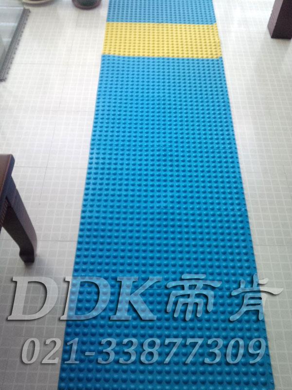 可拼接型圓形凸點防滑表面_適于浴室泳池及更一間地面通道防滑地毯樣板圖片,帝肯(DDK)_1500_339（有泳池防滑處理材料）效果圖，泳池地膠,泳池防滑地墊,泳池防滑地毯,游泳池地墊,游泳池防滑地膠,游泳池防滑墊,游泳館防滑墊,更衣間防滑地墊,洗手間地墊,洗手間防滑地毯,洗手間防滑墊,洗浴防滑墊,洗澡間防滑墊,公共衛(wèi)生間塑料地毯,衛(wèi)浴防滑墊,衛(wèi)生間地墊,衛(wèi)生間地膠,衛(wèi)生間防水地墊,衛(wèi)生間防水墊,衛(wèi)生間防滑地毯,衛(wèi)生間防滑墊,衛(wèi)生間防滑地磚,衛(wèi)生間塑料地板,浴室地墊,浴室地膠,浴室墊,浴室防滑地墊,浴室防滑地板,浴室防滑地磚,浴室防滑地膠,浴室防滑墊,浴室地毯,浴室地磚,浴室地板磚,浴室地板,淋浴房防滑墊,浴池防滑地墊,浴池防滑墊,浴室防滑疏水磚