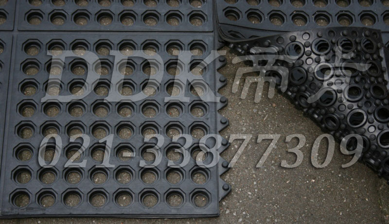 可拼接_橡膠材質(zhì)_方圓孔_防滑地面鋪設(shè)材料_黑色樣板圖片，帝肯(DDK)_4800_MD900X900（Rmaid900X900|樂美達） 效果圖，多孔橡膠墊,多孔防滑地墊,帶孔防滑墊,網(wǎng)孔地墊