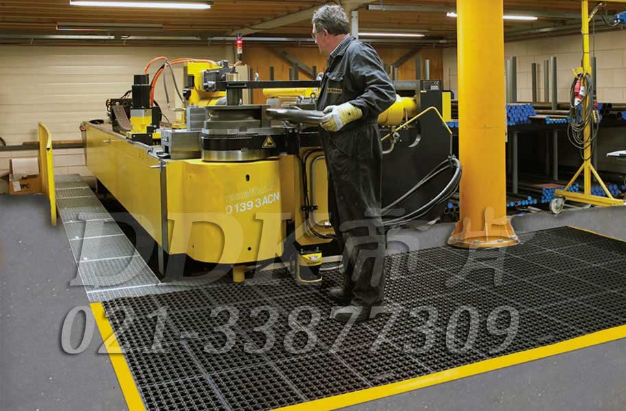 機(jī)加工車間地面用拼塊式安全防滑防震腳墊_黑色樣板圖片，帝肯(DDK)_4800_MD900X900_9979（車間安全地膠材料）效果圖，維修車間地板,工廠車間地膠,車間地毯,車間地膠墊,車間地貼,車間地墊,車間地面膠皮,車間塑料防滑墊,車間橡膠墊,車間用地板膠,車間防滑地墊,車間防滑墊,食品車間地板,工業(yè)地墊,工業(yè)地毯,工業(yè)地膠,工業(yè)耐油地墊,工業(yè)腳墊,工業(yè)防滑地墊,工業(yè)走道地墊,工業(yè)防滑地毯,工業(yè)抗疲勞防滑墊,工業(yè)抗疲勞地墊,工廠地墊,工業(yè)防滑墊,工廠地板膠,工廠地毯,工廠地膠,工廠腳墊,工廠走道地墊,工廠用橡膠地墊,工廠防滑地墊,工廠防滑墊,帶孔防滑墊,緩沖地墊,耐油工業(yè)橡膠墊,安全地墊,安全地毯,安全地膠,安全墊,安全橡膠地墊,安全防滑墊,廠房地膠,廠房地毯,廠房防滑地膠,地面防護(hù)材料,地面防滑墊,流水線地墊,流水線防滑墊,防油防滑墊,耐油橡膠地墊,耐油地墊,耐油橡膠墊,耐油耐水地墊,耐油膠墊,耐油防滑地墊,耐油防滑墊,防油地墊,重型防滑耐油墊