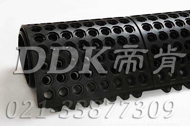 黑色有孔防滑疏水防震防護(hù)膠墊樣板圖片，帝肯(DDK)_4800_MD900X900（Rmaid900X900|樂美達(dá)）效果圖，減震橡膠墊,多孔橡膠墊,安全橡膠地墊,工廠用橡膠地墊,橡膠地毯,橡膠彈性地墊,橡膠腳墊,橡膠防滑地墊,橡膠防滑墊,漏水橡膠墊,耐油工業(yè)橡膠墊,耐油橡膠地墊,耐油橡膠墊,船用橡膠墊,船用橡膠防滑墊,車間橡膠墊,防滑橡膠地墊,防滑橡膠墊,預(yù)制型橡膠卷材,衛(wèi)生間防水墊,衛(wèi)生間防水地墊,廚房疏水材料,衛(wèi)生間地板隔水墊,室外防滑透水墊,排水地墊,漏水地墊,漏水地膠,泄水型地板磚,疏水墊,疏水性材料,疏水型抗疲勞地墊,疏水地膠,疏水地毯,疏水地席,疏水地墊,疏水磚,疏水防滑地墊,透水地墊,防水地墊,防滑隔水墊,防水防滑墊,防水墊,防水地膠墊,防水地毯,隔水地墊,隔水材料,茶水間防滑地墊,排水防滑墊,多孔防滑地墊,帶孔防滑墊,網(wǎng)孔地墊,戶外網(wǎng)狀橡膠墊,網(wǎng)格地墊,網(wǎng)格防滑墊,網(wǎng)狀防滑墊,網(wǎng)眼防滑