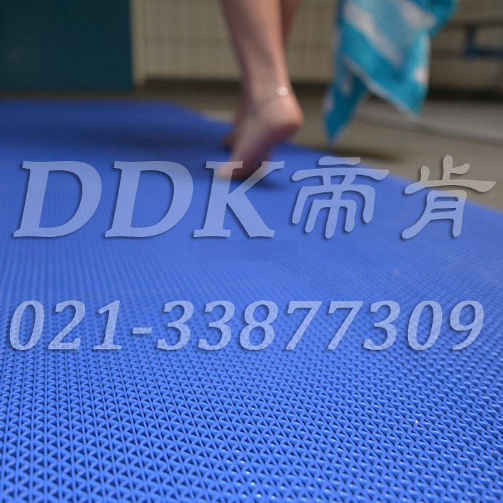 泳池及洗浴地面用網(wǎng)狀疏水防滑藍(lán)色地毯樣板圖片,帝肯(DDK)_1800_339（游泳館地面防滑卷材）效果圖，泳池地膠,泳池防滑地墊,泳池防滑地毯,洗手間防滑地毯,洗浴防滑墊,洗手間防滑墊,洗手間地墊,洗澡間防滑墊,浴室地墊,浴室地毯,浴室地膠,浴室墊,浴室防滑地墊,浴室防滑地膠,浴室防滑墊,浴室防滑疏水磚,浴池防滑地墊,浴池防滑墊,消毒地墊,游泳池地墊,淋浴房防滑墊,游泳池防滑地膠,游泳池防滑墊,游泳館防滑墊,疏水地毯,疏水地膠,疏水地墊,疏水地席,疏水墊,疏水性材料,疏水防滑地墊,疏水防滑墊,網(wǎng)孔地墊,網(wǎng)格地墊,網(wǎng)格防滑墊,網(wǎng)狀地毯,網(wǎng)狀防滑墊,網(wǎng)眼防滑,麗美墊,s形防滑墊,s形防滑地墊,s紋型防滑墊,z字型疏水墊,鏤空地膠,塑料防滑網(wǎng)格墊,塑料網(wǎng)格防滑地墊,帶孔防滑墊,多孔防滑地墊,pvc防水地墊,衛(wèi)生間防水地墊,衛(wèi)生間防水墊,透水地墊,透水防滑塑膠地墊,防水地毯,防水墊,防水防滑墊,防滑隔水墊,防水地膠墊,隔水地墊,隔水材料,隔水地板,防水地墊,柵格地墊