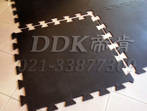 大尺幅拼裝式_黑色_耐久型防護(hù)抗壓地板材料樣板圖片,帝肯(DDK)_4100（Honda|宏達(dá)）效果圖，抗壓地墊,抗壓地板,耐壓地板,耐壓耐磨地毯,耐重壓地墊,耐重壓地板,膠墊,腳墊,工業(yè)地板磚,車間地板磚,維修車間地板,車間地板防護(hù)墊,pvc工業(yè)地板,工業(yè)地板,工業(yè)地墊,工業(yè)地坪,工業(yè)地膠,工業(yè)地磚,工業(yè)地板膠,工廠地墊,工廠地板,工廠地板膠,工廠地毯,工廠腳墊,工業(yè)防滑墊,工廠用橡膠地墊,汽車維修車間用地板,車間地板,車間橡膠地板,車間橡膠墊,車間用地板膠,車間防滑地墊,車間防滑墊,車間防砸地板,軟質(zhì)地板,車間pvc地板,車間地坪,車間地墊,車間塑膠地板,車間地面膠皮,車間地膠墊,車間地毯,安全地膠,安全墊,安全橡膠地墊,安全防滑墊,耐磨地板,耐磨地墊,耐磨地膠,耐磨防滑地板,樹皮紋,蛇皮紋