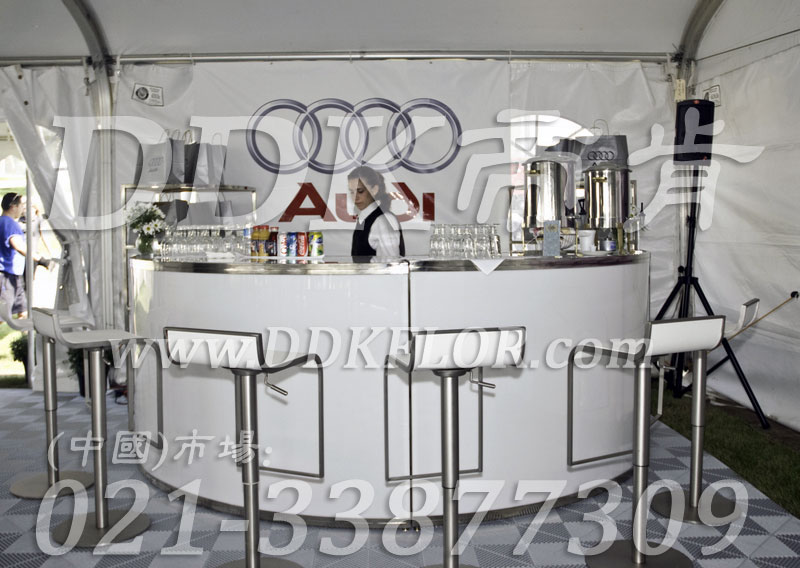 奧迪活動接待區(qū)域戶外草坪上帳篷鋪設(shè)專用室外地板材料實(shí)景_全灰白色配合活動區(qū)白色系統(tǒng)一效果樣板圖片,帝肯(DDK)_8100_600(戶外活動用帳篷地面材料)效果圖 奧迪活動接待區(qū)域戶外草坪上帳篷鋪設(shè)專用室外地板材料實(shí)景_全灰白色配合活動區(qū)白色系統(tǒng)一效果樣板圖片,帝肯(DDK)_8100_600(戶外活動用帳篷地面材料)效果圖,會展地板,可拼接展會塑膠地板,展會地膠,展銷會專用地板,展會地板,活動地板,pvc活動地板,移動篷房用地板,帳篷地墊,帳篷地毯,帳篷地膠