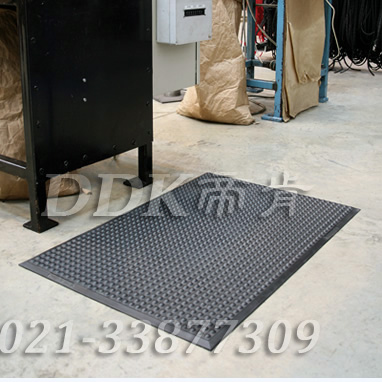 西門子某工廠車間機械作業(yè)區(qū)地面防滑安全地膠鋪設(shè)現(xiàn)場圖例_半球形防滑凸起表面黑色工廠用地墊