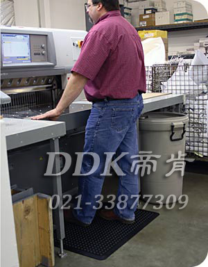 儀表操作臺(tái)工人站立防止疲勞用鋪設(shè)地墊圖例_單立人球形防滑凸起表面黑色耐用型抗疲勞地墊樣板圖片,帝肯(DDK)_FX510（Ergo|無限）效果圖，工業(yè)抗疲勞地墊,工業(yè)抗疲勞防滑墊,抗疲勞墊,抗疲勞腳墊,經(jīng)濟(jì)型抗疲勞地墊,防疲勞地墊,防疲勞腳墊,防疲勞墊,防疲勞地膠