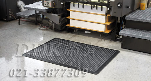 數(shù)控機(jī)床旁操作工人站立用鋪設(shè)地墊圖例_止滑防站立疲勞安全地墊樣板圖片,帝肯(DDK)_FX510（Ergo|無限）效果圖，工業(yè)抗疲勞地墊,工業(yè)抗疲勞防滑墊,抗疲勞墊,抗疲勞腳墊,經(jīng)濟(jì)型抗疲勞地墊,防疲勞地墊,防疲勞腳墊,防疲勞墊,防疲勞地膠