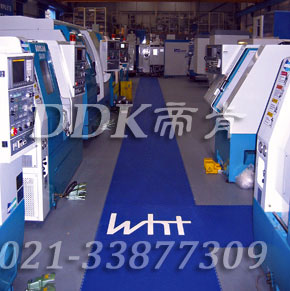Wht公司電器控制車間通道地板鋪裝現(xiàn)場圖例_藍(lán)灰色醒目相間防滑工業(yè)pvc地板樣板圖片,帝肯(DDK)_2000_9200（廠房通道地板防護(hù)材料）效果圖，安全通道用地板,工業(yè)走道地墊,工廠走道地墊,走道墊,走道地墊,過道防滑墊,通道防滑墊,過道地墊,過道地毯,通道地毯,工廠地板,工業(yè)防滑地板,工業(yè)pvc地板,工廠車間地板革,工廠用塑料地板,車間地板磚,車間用地板膠,車間地板,車間塑膠地板,車間橡膠地板,工廠車間地膠,工廠車間地坪保護(hù)地板,工廠地板膠,抗壓地板,拼接地板,模塊地板,地板膠,塑料拼裝地板,工業(yè)地板膠,工業(yè)地板磚,工業(yè)地板,廠房塑膠地板,廠房地板材料,pvc地板磚,pvc工業(yè)地板,pvc地板膠,pvc塑膠地板