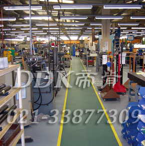 西寧全球500強(qiáng)某美資機(jī)械制造工廠車間地板鋪裝現(xiàn)場圖例_綠色加黃色警示邊通道地板樣板圖片,帝肯(DDK)_2000_9200（廠房通道地板防護(hù)材料）效果圖，安全通道用地板,工業(yè)走道地墊,工廠走道地墊,走道墊,走道地墊,過道防滑墊,通道防滑墊,過道地墊,過道地毯,通道地毯,工廠地板,工業(yè)防滑地板,工業(yè)pvc地板,工廠車間地板革,工廠用塑料地板,車間地板磚,車間用地板膠,車間地板,車間塑膠地板,車間橡膠地板,工廠車間地膠,工廠車間地坪保護(hù)地板,工廠地板膠,抗壓地板,拼接地板,模塊地板,地板膠,塑料拼裝地板,工業(yè)地板膠,工業(yè)地板磚,工業(yè)地板,廠房塑膠地板,廠房地板材料,pvc地板磚,pvc工業(yè)地板,pvc地板膠,pvc塑膠地板