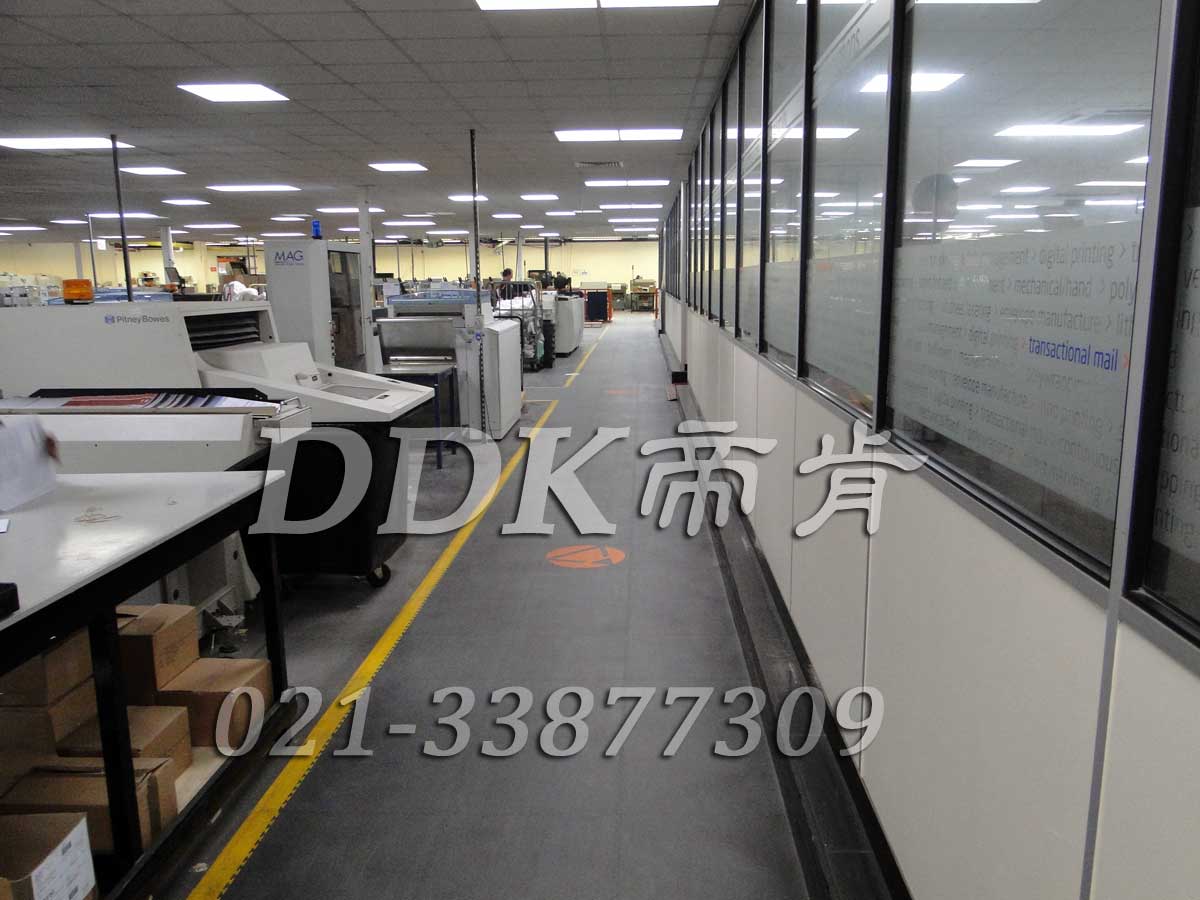 MAG工廠機(jī)床廠房通道地面鋪裝地板現(xiàn)場圖例_全深灰色表面加黃色警示邊的通道pvc地板膠樣板圖片,帝肯(DDK)_2000_9200（廠房通道地板防護(hù)材料）效果圖，安全通道用地板,工業(yè)走道地墊,工廠走道地墊,走道墊,走道地墊,過道防滑墊,通道防滑墊,過道地墊,過道地毯,通道地毯,工廠地板,工業(yè)防滑地板,工業(yè)pvc地板,工廠車間地板革,工廠用塑料地板,車間地板磚,車間用地板膠,車間地板,車間塑膠地板,車間橡膠地板,工廠車間地膠,工廠車間地坪保護(hù)地板,工廠地板膠,抗壓地板,拼接地板,模塊地板,地板膠,塑料拼裝地板,工業(yè)地板膠,工業(yè)地板磚,工業(yè)地板,廠房塑膠地板,廠房地板材料,pvc地板磚,pvc工業(yè)地板,pvc地板膠,pvc塑膠地板