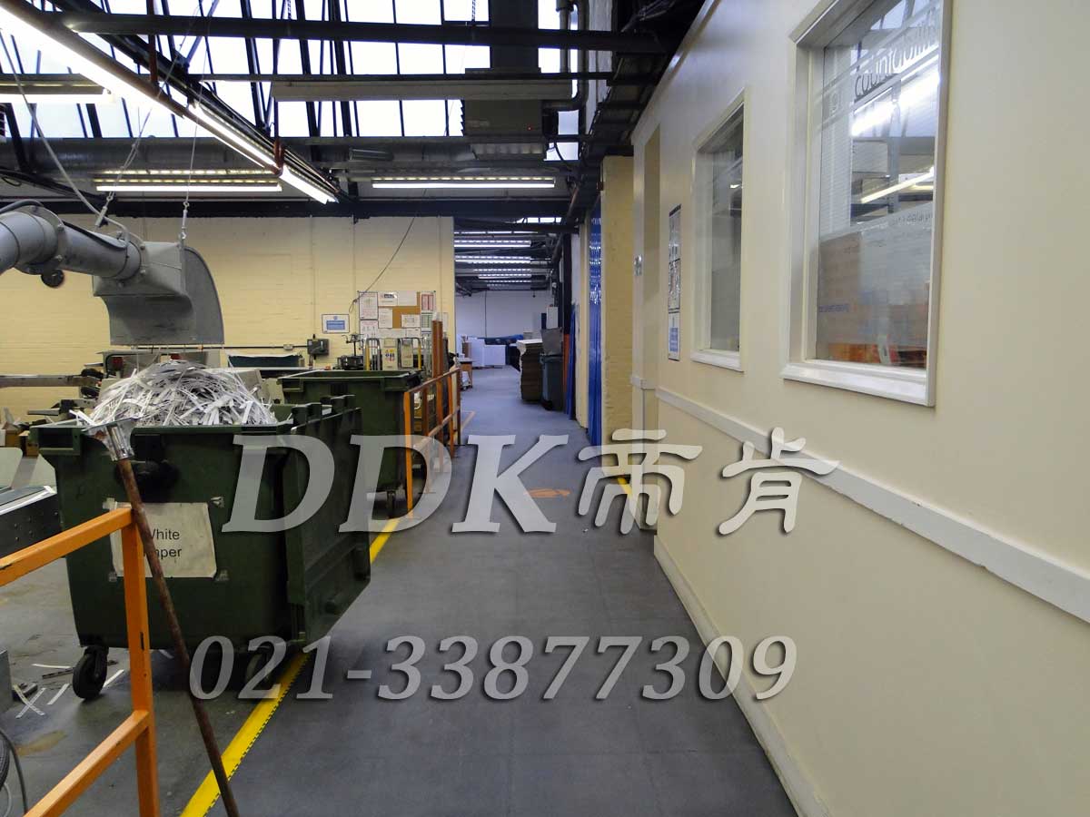 曼透平有限公司某車間通道地面鋪裝地板現(xiàn)場圖例_全深灰色表面加黃色警示邊的通道廠房地膠樣板圖片,帝肯(DDK)_2000_9200（廠房通道地板防護(hù)材料）效果圖，安全通道用地板,工業(yè)走道地墊,工廠走道地墊,走道墊,走道地墊,過道防滑墊,通道防滑墊,過道地墊,過道地毯,通道地毯,工廠地板,工業(yè)防滑地板,工業(yè)pvc地板,工廠車間地板革,工廠用塑料地板,車間地板磚,車間用地板膠,車間地板,車間塑膠地板,車間橡膠地板,工廠車間地膠,工廠車間地坪保護(hù)地板,工廠地板膠,抗壓地板,拼接地板,模塊地板,地板膠,塑料拼裝地板,工業(yè)地板膠,工業(yè)地板磚,工業(yè)地板,廠房塑膠地板,廠房地板材料,pvc地板磚,pvc工業(yè)地板,pvc地板膠,pvc塑膠地板