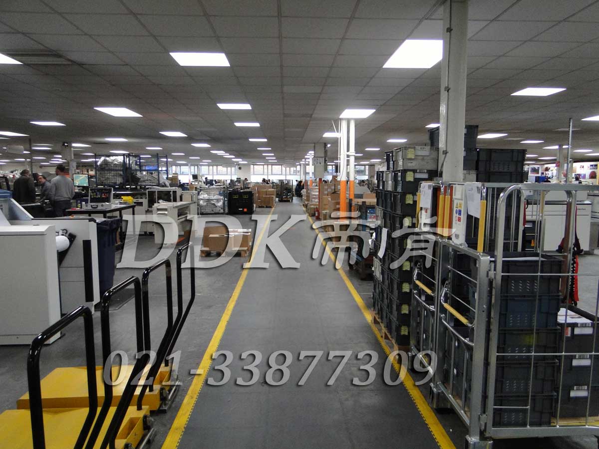 偉世通有限公司某組裝車間通道地面鋪裝地板現(xiàn)場圖例_全深灰色表面加黃色警示邊的通道用工業(yè)pvc地板樣板圖片,帝肯(DDK)_2000_9200（廠房通道地板防護(hù)材料）效果圖，安全通道用地板,工業(yè)走道地墊,工廠走道地墊,走道墊,走道地墊,過道防滑墊,通道防滑墊,過道地墊,過道地毯,通道地毯,工廠地板,工業(yè)防滑地板,工業(yè)pvc地板,工廠車間地板革,工廠用塑料地板,車間地板磚,車間用地板膠,車間地板,車間塑膠地板,車間橡膠地板,工廠車間地膠,工廠車間地坪保護(hù)地板,工廠地板膠,抗壓地板,拼接地板,模塊地板,地板膠,塑料拼裝地板,工業(yè)地板膠,工業(yè)地板磚,工業(yè)地板,廠房塑膠地板,廠房地板材料,pvc地板磚,pvc工業(yè)地板,pvc地板膠,pvc塑膠地板
