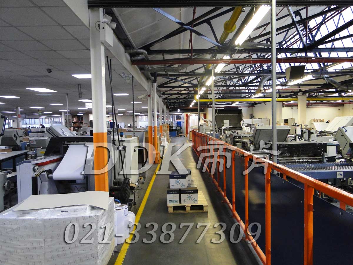 某外資印刷公司工廠車間走廊地面鋪裝地板現(xiàn)場圖例_耐磨耐壓型全深灰色通道加黃色警示護(hù)邊走廊過道用車間pvc地板樣板圖片,帝肯(DDK)_2000_9200（廠房通道地板防護(hù)材料）效果圖，安全通道用地板,工業(yè)走道地墊,工廠走道地墊,走道墊,走道地墊,過道防滑墊,通道防滑墊,過道地墊,過道地毯,通道地毯,工廠地板,工業(yè)防滑地板,工業(yè)pvc地板,工廠車間地板革,工廠用塑料地板,車間地板磚,車間用地板膠,車間地板,車間塑膠地板,車間橡膠地板,工廠車間地膠,工廠車間地坪保護(hù)地板,工廠地板膠,抗壓地板,拼接地板,模塊地板,地板膠,塑料拼裝地板,工業(yè)地板膠,工業(yè)地板磚,工業(yè)地板,廠房塑膠地板,廠房地板材料,pvc地板磚,pvc工業(yè)地板,pvc地板膠,pvc塑膠地板