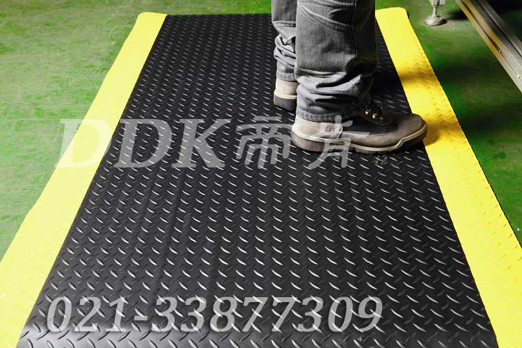 工廠機床車間通道地面防滑地毯鋪設現(xiàn)場圖例_提供定制加工生產(chǎn)鋼花紋工業(yè)防滑地毯樣板圖片,帝肯(DDK)_HD220（Duxton|皇爵）效果圖，人字紋,鋼花紋,鐵板紋,pvc防滑卷材,塑料防滑地毯,工業(yè)防滑地毯,橡膠防滑地毯,防滑地毯,pvc防滑地毯,pvc塑料地毯,通道地毯,防滑塑料毯