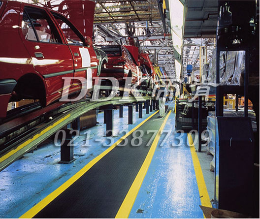 福特汽車廠流水線旁地坪漆地面耐油防滑材料鋪設(shè)現(xiàn)場圖例_提供定制加工生產(chǎn)帶黃色警示邊的車間走道防滑地毯樣板圖片,帝肯(DDK)_HD220（Duxton|皇爵）效果圖，流水線地墊,流水線防滑墊,pvc防滑卷材,塑料防滑地毯,工業(yè)防滑地毯,橡膠防滑地毯,防滑地毯,pvc防滑地毯,pvc塑料地毯,通道地毯,防滑塑料毯