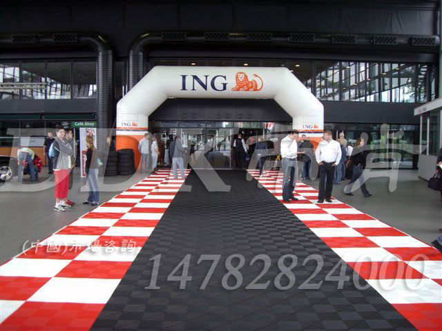 【大廳室外塑料地墊】大廳門口入口地面防滑用拼裝型室外塑料地墊_灰紅白組合效果樣板圖片，帝肯(DDK)_8100_900（大門入口防滑墊）效果圖，通道防滑墊,通道地毯,拼裝地墊,拼裝地膠,室外防滑地墊,門口防滑地墊