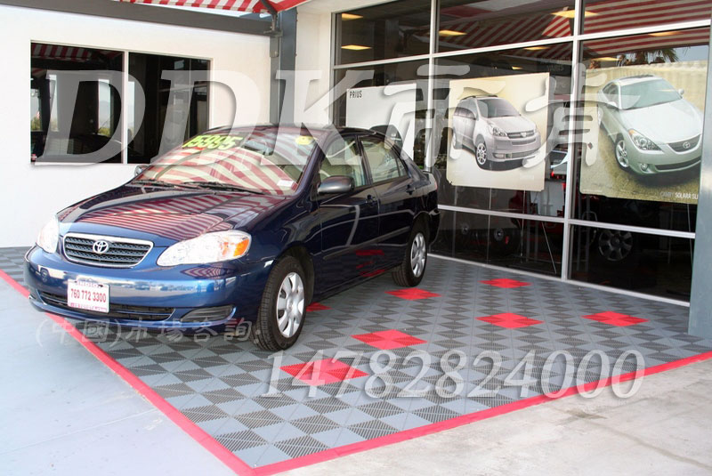 豐田專(zhuān)賣(mài)店入口地面防滑地墊_灰紅拼裝效果樣板圖片，帝肯(DDK)_8100_900（大門(mén)入口防滑墊）效果圖，防滑塑料地墊,塑料地墊,PVC拼接地墊,拼接式地墊,拼接式防滑墊