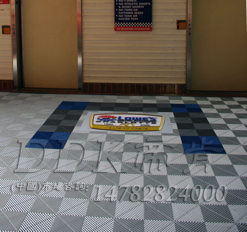 【走廊通道通底疏水防滑刮泥刮沙耐磨地墊】灰色加藍(lán)色鑲嵌效果樣板圖片，帝肯(DDK)_8100_900（大門入口防滑墊）效果圖，PVC拼接地墊,拼裝地膠,拼接式防滑墊,拼接式地墊,防滑拼墊,耐磨地墊,耐磨材料,耐磨抗壓防滑膠墊