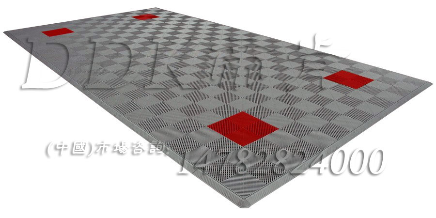 【大廈入口門格柵系統(tǒng)】灰色加紅色效果樣板圖片，帝肯(DDK)_8100_900（大門入口防滑墊）效果圖，門口地墊,門口地毯,門口地面除塵刷,門口腳墊,門口腳踏墊,門口除塵地墊,門口防滑墊,門口防滑地膠,門口防滑地墊,門口防塵墊,門口防塵地毯,門口防塵地墊,進門地墊,進門腳墊,自動門地墊,腳墊門墊,門廳地墊,門廳地毯,門廳腳墊,門廳除塵地墊,防滑門墊,除塵門墊,除雪門墊,廣告門墊,模塊拼接式門墊,橡膠門墊,嵌入式門墊,塑膠門墊,大門腳墊,刮泥門墊,三合一門墊,logo門墊,三合一門口毯,塑料門墊,入口防塵地墊,入口防水地墊,入口防滑墊,出入口地墊