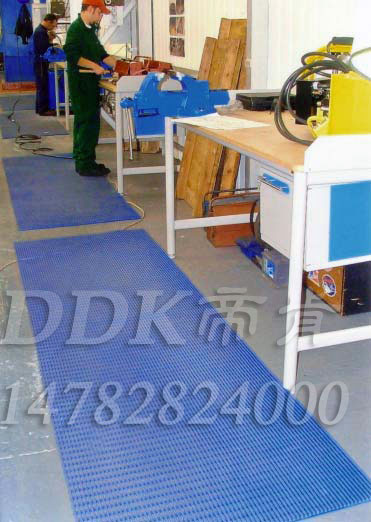 操作臺(tái)邊站立防滑毯_藍(lán)色網(wǎng)格防滑毯樣板圖片,帝肯(DDK)_1900_9979（工業(yè)地面鋪地材料）效果圖，塑料網(wǎng)格防滑地墊,網(wǎng)狀地毯,網(wǎng)狀防滑墊,網(wǎng)格防滑墊,網(wǎng)眼防滑,防滑塑料網(wǎng)格