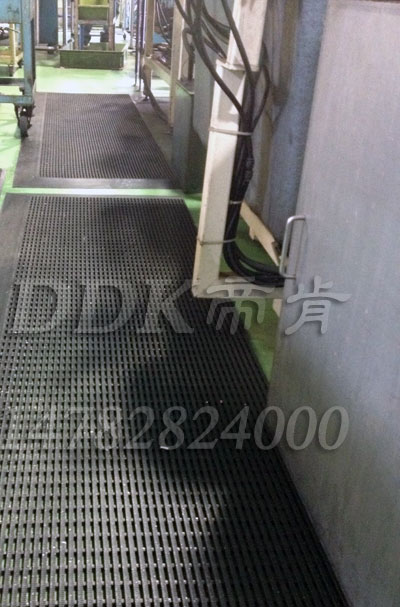 水泥地上耐油防滑網(wǎng)格地毯_黑色樣板圖片,帝肯(DDK)_1900_9979（工業(yè)地面鋪地材料）效果圖，塑料網(wǎng)格防滑地墊,網(wǎng)狀地毯,網(wǎng)狀防滑墊,網(wǎng)格防滑墊,網(wǎng)眼防滑,防滑塑料網(wǎng)格