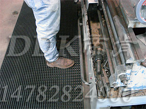 【黑色網(wǎng)格型狀地毯】機(jī)器防油防滑安全地毯樣板圖片,帝肯(DDK)_1900_9979（工業(yè)地面鋪地材料）效果圖，塑料網(wǎng)格防滑地墊,網(wǎng)狀地毯,網(wǎng)狀防滑墊,網(wǎng)格防滑墊,網(wǎng)眼防滑,防滑塑料網(wǎng)格