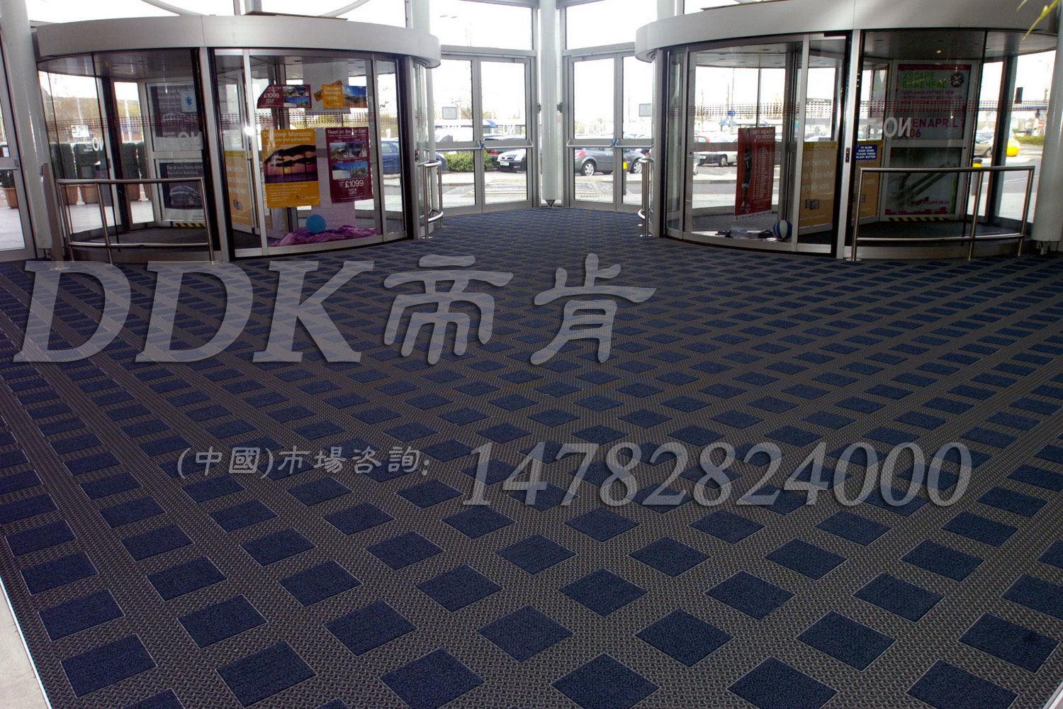 【商場辦公樓門廳地面防塵腳踏地墊】商場辦公樓入口門廳地面防滑防塵腳踏墊樣板圖片,帝肯(DDK)_3MD9300（曼達(dá)）效果圖,pvc拼接式除塵墊,三合一防塵地墊,三合一防塵墊,三合一除塵墊,入口防塵地墊,刮泥除塵地墊,吸水吸塵地墊,門口防塵地毯,門口防塵地墊,門口腳踏墊,門口腳墊,門口地面除塵刷,門廳除塵地墊,門廳腳墊,門廳地墊,門前腳墊,門前毯,門前墊,門前地墊,門廳地毯,門口地墊,門口地毯,防塵地墊,防塵防滑地墊,防塵防污地墊,防塵門墊,防塵墊,門口除塵地墊,門墊,門口防滑墊,門口防滑地膠,門口防滑地墊,門口防塵墊,門墊地毯,門墊地墊,防塵地毯,防塵地膠墊,除塵地墊,防滑除塵地墊,除塵地毯,除塵地膠,除塵門墊,除塵腳墊,除塵墊,刮泥地墊,刮泥門墊