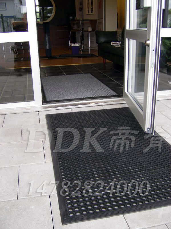 【門廳入口防滑墊】圓孔排水防滑的門廳入口防滑墊_黑色橡膠材質(zhì)樣板圖片，帝肯(DDK)_4800_MD1500X900_900（多孔室外門墊） 效果圖，三合一門墊,吸水門墊,塑料門墊,大門腳墊,橡膠門墊,腳墊門墊,門廳腳墊,門廳地毯,門廳地墊,門前腳墊,門前毯,門前墊,門前地墊,進門腳墊,透水地墊,門口地墊,門口地毯,門口腳墊,門口腳踏墊,門口防滑地墊,門口防滑地膠,門口防滑墊,門墊,門墊地墊,門墊地毯,防滑門墊,除雪門墊,多孔橡膠墊,帶孔防滑墊,多孔防滑地墊,安全地墊,安全地毯,安全地膠,安全墊,安全橡膠地墊,網(wǎng)孔地墊,入口防水地墊,入口防滑墊,出入口地墊,室外防滑地墊,橡膠防滑地墊,疏水防滑地墊,戶外防滑墊,衛(wèi)浴防滑墊,安全防滑墊,地面防滑墊,大堂防滑墊,排水防滑墊,橡膠防滑墊,漏水防滑墊,疏水地墊,漏水地墊,雪地防滑墊