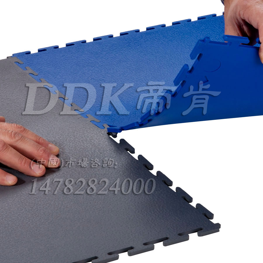 【子母扣地板】樹(shù)皮紋防滑表面_工廠車間用子母扣地板樣板圖片,帝肯(DDK)_2000（PG|派奇）效果圖,塑料拼接地板,塑料拼裝地板,拼接地板,拼裝地板,拼裝地膠,pvc塑膠鎖扣地板,鎖扣pvc地板,鎖扣塑膠地板,樹(shù)皮紋,石頭紋,蛇皮紋