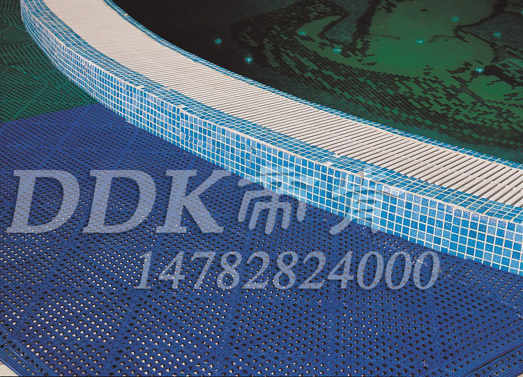 【浴室用大型防滑墊】藍綠相間安裝的浴室用大型防滑墊