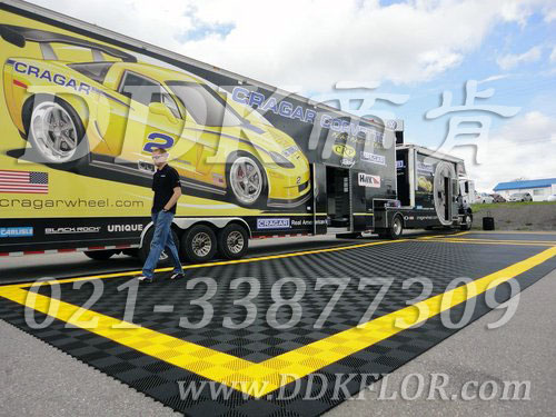 嵌黃色拼裝式戶外賽事深灰色運(yùn)動(dòng)地膠樣板圖片,帝肯(DDK)_8100_6008（賽車P房帳篷地板）效果圖，pvc戶外地板,塑料戶外地板,戶外地膠,戶外地墊