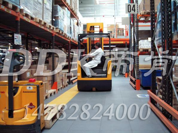 【工廠承重地坪板】電動(dòng)叉車(chē)重載作業(yè)區(qū)使用的承重地坪板樣板圖片,帝肯(DDK)_2000_7850（倉(cāng)庫(kù)及庫(kù)房地面耐磨材料）效果圖，承重地磚,耐重壓地板,重型地板,耐重壓地墊,pvc承重地板,叉車(chē)地板,叉車(chē)地膠墊,叉車(chē)地墊,承重地膠墊,抗壓地墊,抗壓地板