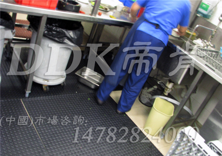 【餐廳操作間地磚防滑用地毯】后廚操作間防滑用黑色地毯樣板圖片,帝肯(DDK)_HD220_6S（柳葉紋地毯|綠色_黑色）效果圖，廚房地墊,廚房地板膠,廚房地毯,廚房地膠,廚房防滑地墊,廚房防滑地毯,廚房防滑墊,餐廳廚房專用地毯,餐廳防滑地墊,食堂專用防滑地毯,食堂用防滑地墊,食堂防滑墊