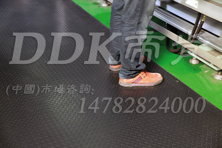 【走道通道防滑地毯】車間地坪漆防滑用鋼板紋防滑地毯樣板圖片,帝肯(DDK)_HD220_6S（柳葉紋地毯|綠色_黑色）效果圖，流水線地墊,流水線防滑墊,走道地墊,走道地毯,走道墊,通道地毯,通道防滑墊,防滑卷材,防滑地墊卷材,防滑地毯,防滑毯,防滑塑料毯,過(guò)道地毯,過(guò)道防滑墊,pvc防滑卷材,pvc防滑地毯,pvc防滑地膠,車間地貼,車間地毯,車間防滑地墊,工業(yè)地毯,工業(yè)塑料地毯,工業(yè)防滑地毯,工業(yè)防滑地墊,工業(yè)走道地墊,工業(yè)通道地墊,工廠地毯,工廠地膠,工廠走道地墊,工廠防滑地墊,廠房地毯,廠房地膠,廠房防滑地膠