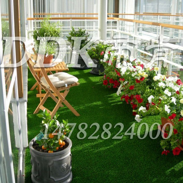 【戶外陽(yáng)臺(tái)裝修地面】用塑料草坪到戶外陽(yáng)臺(tái)裝修地面