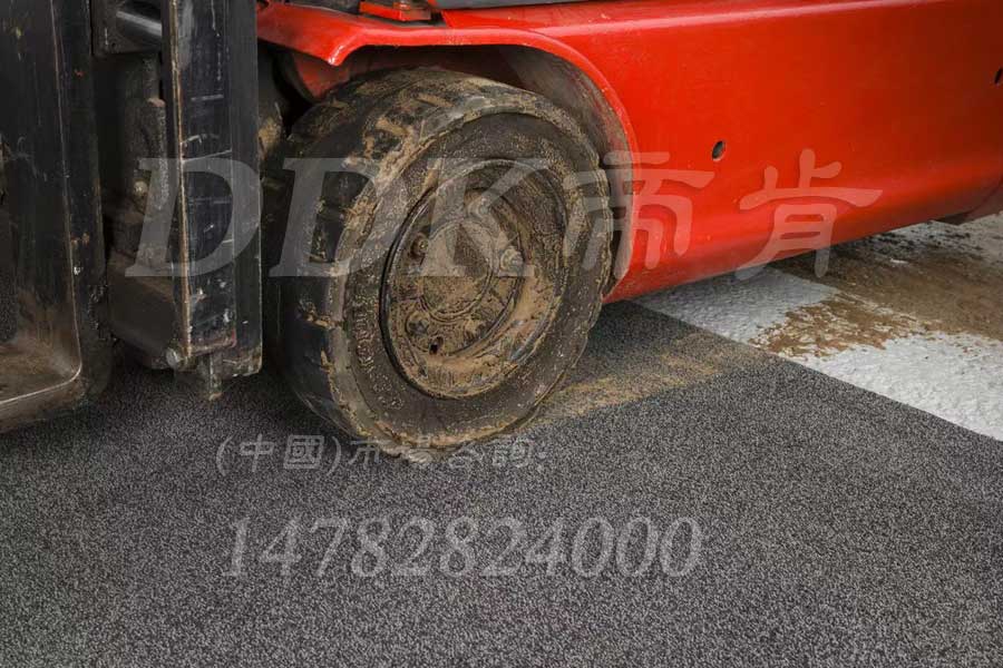 叉車車輪防塵地毯 深灰色可定制  倉庫出入口走叉車地面鋪什么 走液壓車車間門口防塵地墊，叉車地墊,叉車地膠墊,叉車地板,車間地墊,車間防滑地墊,倉庫地墊,三合一門口毯,門口地墊,入口防塵地墊,出入口地墊,除塵地毯,除塵地墊