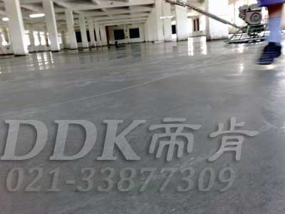 地面大量油漬如何去除？3個巧招去除水泥地上油污。