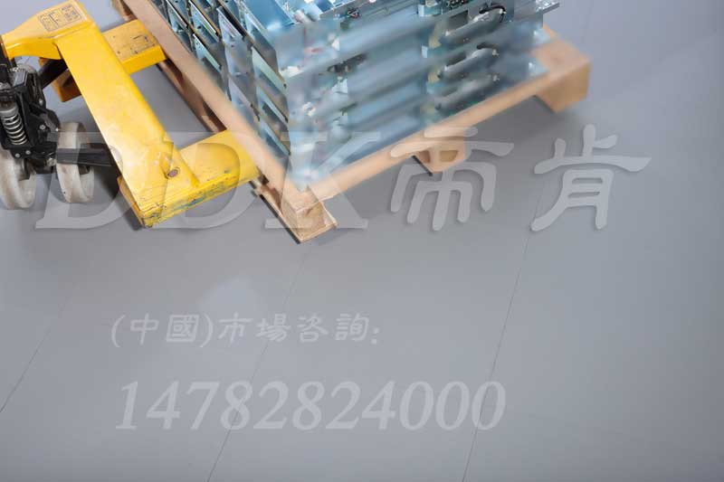 5mm-10mm耐碾壓防磨地膠板定制 銀行金庫(kù)地板膠灰色款 環(huán)保阻燃靜音防震抗砸，抗砸地膠,抗震地墊,抗壓地墊,抗壓地板,承重地膠墊,承重地磚,庫(kù)房地磚,庫(kù)房地膠墊,庫(kù)房地板,耐重壓地墊,耐重壓地板,重型地板,重型防滑耐油墊,耐磨抗壓防滑膠墊,耐壓地板,耐壓地磚,耐壓地膠,通道地毯,通道防滑墊,車間防砸地板,耐磨地墊,耐磨地膠,耐磨膠墊,耐磨材料,耐磨膠板,防砸膠墊,防火地墊,防火地毯,阻燃地墊,阻燃地板,阻燃防滑墊,阻燃地毯,橡膠地板,安全橡膠地墊,pvc橡膠地板,pvc地膠,pvc地板膠,pvc塑膠地板,地面保護(hù)墊,地面保護(hù)地毯,地膠,地板膠,塑料地磚,塑料地板,靜音地墊,靜音地毯