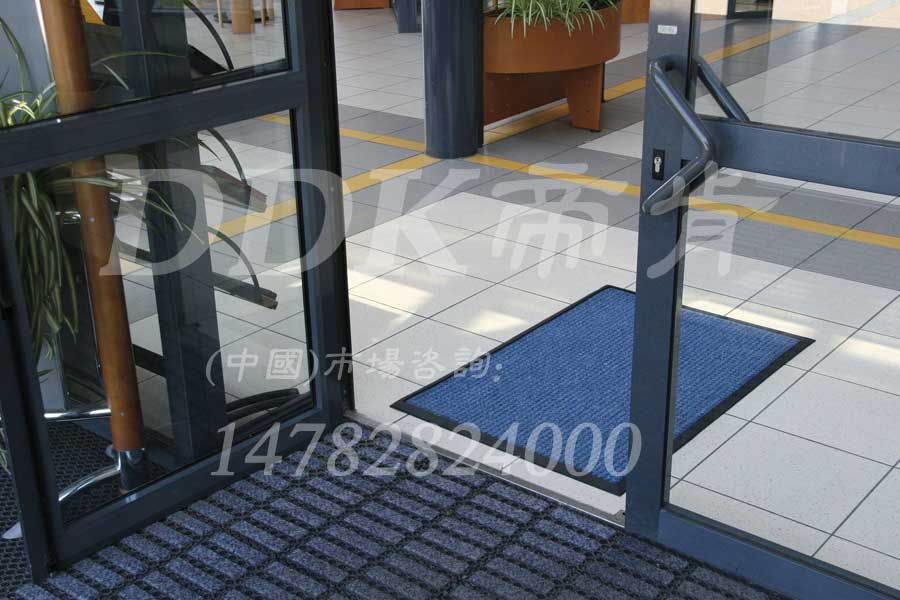 辦公樓進(jìn)門雙條紋腳墊商場進(jìn)門口防塵墊防滑毛地毯藍(lán)色，刮泥門墊,刮泥除塵地墊,刮泥地毯,刮泥地墊,吸水門墊,大門腳墊,嵌入式門墊,廣告門墊,模塊拼接式門墊,橡膠門墊,腳墊門墊,自動門地墊,進(jìn)門地墊,進(jìn)門腳墊,門前地墊,門前墊,門前毯,門前腳墊,門廳地墊,門廳地毯,門廳腳墊,門廳除塵地墊,門口地墊,門口地毯,門口防滑墊,門口除塵地墊,門口地面除塵刷,門墊,門口防塵墊,門口防塵地毯,門口腳踏墊,門墊地墊,門墊地毯,防塵門墊,防滑門墊,除塵門墊,除塵腳墊,除塵墊,除塵地膠,除塵地毯,除塵地墊,防塵地墊,防塵地毯,防塵地膠墊,防塵墊